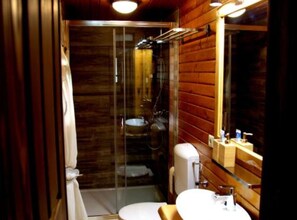 Een douche, gratis toiletartikelen, een haardroger, handdoeken