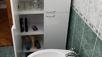 Chuveiro, secador de cabelo, toalhas de banho