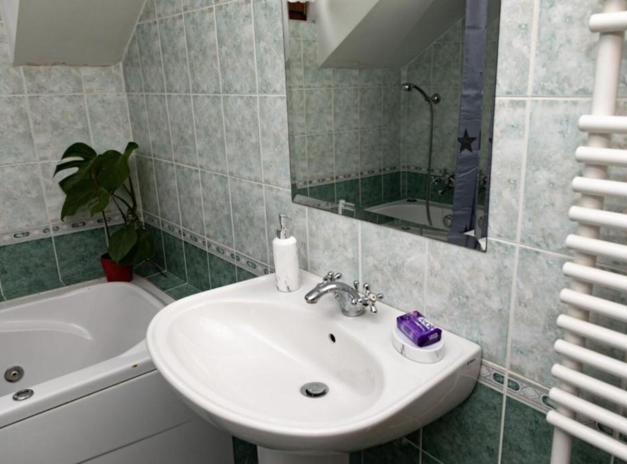 Douche, sèche-cheveux, serviettes fournies