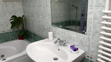 Douche, sèche-cheveux, serviettes fournies