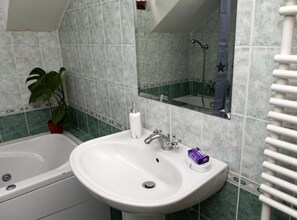 Ducha, secador de pelo y toallas
