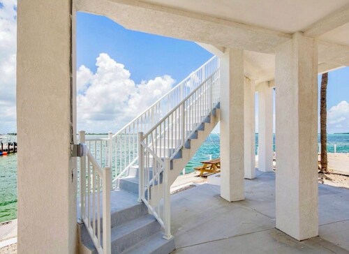 Waterfront 2BR, Dock,Golf Cart, trailer parking,Open Water Views Venture Out 320