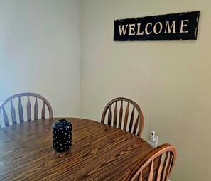Dining - Condo in gorgeous Clearwater with community heated pool, mints to the beach. (Clearwater)