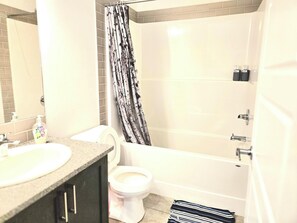 Een haardroger, handdoeken, zeep, toiletpapier