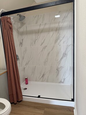 Regadera, toallas, jabón, papel de baño 