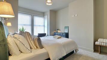 4 bedrooms, iron/ironing board, WiFi, bed sheets