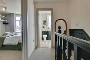 4 bedrooms, iron/ironing board, WiFi, bed sheets - NEW stunning, cosy, city home with driveway for two cars and EV charging. (Portsmouth)