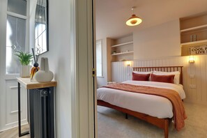 4 bedrooms, iron/ironing board, WiFi, bed sheets - NEW stunning, cosy, city home with driveway for two cars and EV charging. (Portsmouth)