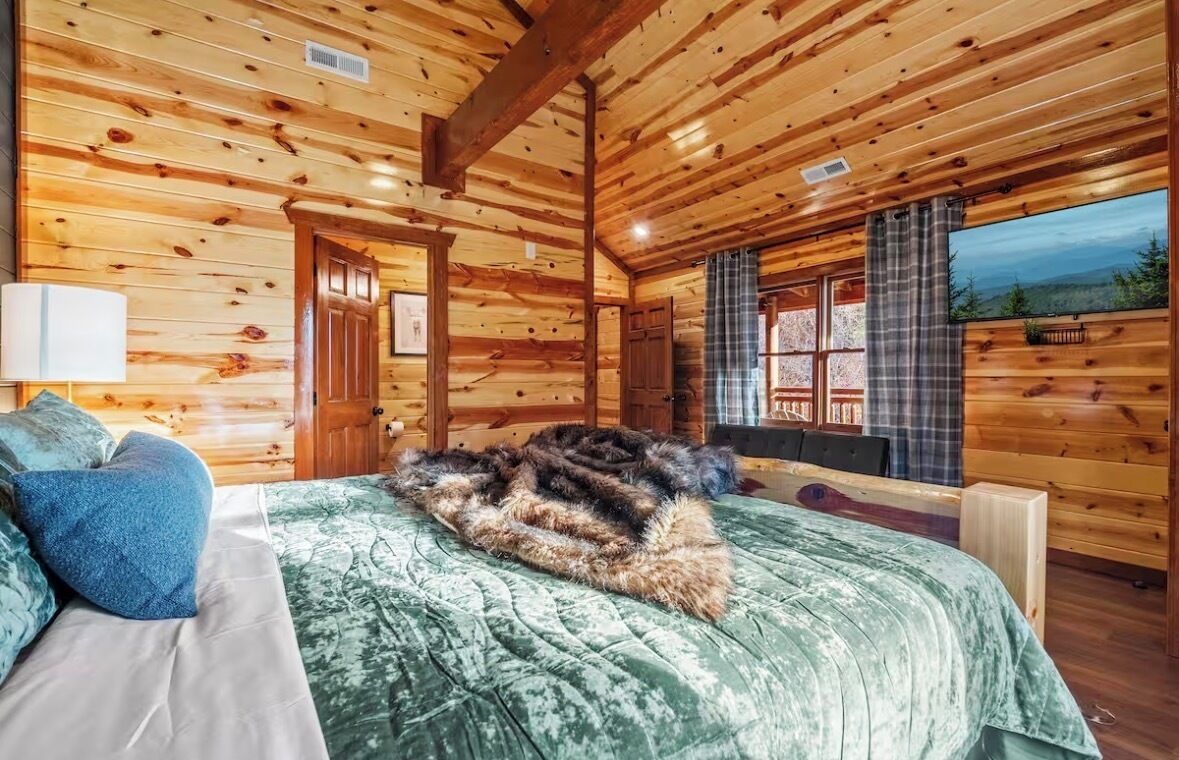 6 間睡房、書桌、熨斗/熨衫板、可攜式嬰兒床