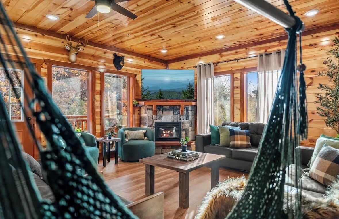 Älytelevisio, takka, kirjoja