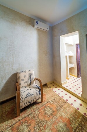 Phòng đôi Cao cấp | Phòng tắm | Buồng tắm vòi sen, khăn tắm, xà phòng, dầu gội 