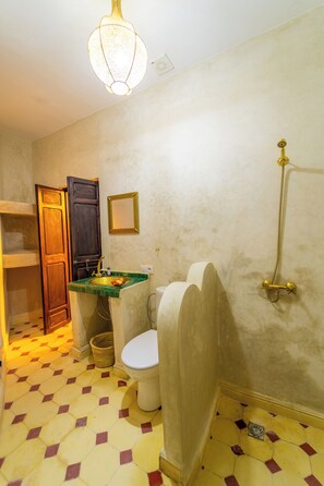 Kahden hengen classic-huone | Kylpyhuone | Suihku, pyyhkeet, saippua, sampoo