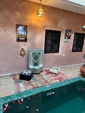 Kahden hengen classic-huone (kaksi sänkyä) | Oleskelualue