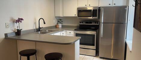 Kühlschrank, Mikrowelle, Ofen, Herdplatte