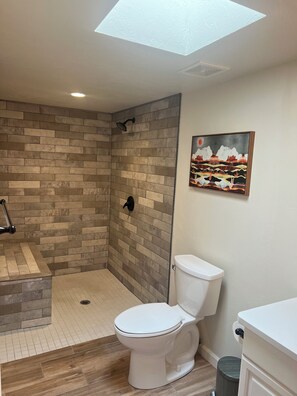 Shower, hair dryer, towels, soap - Cozy Casita - BEST LOCATION in TUCSON (Tucson)