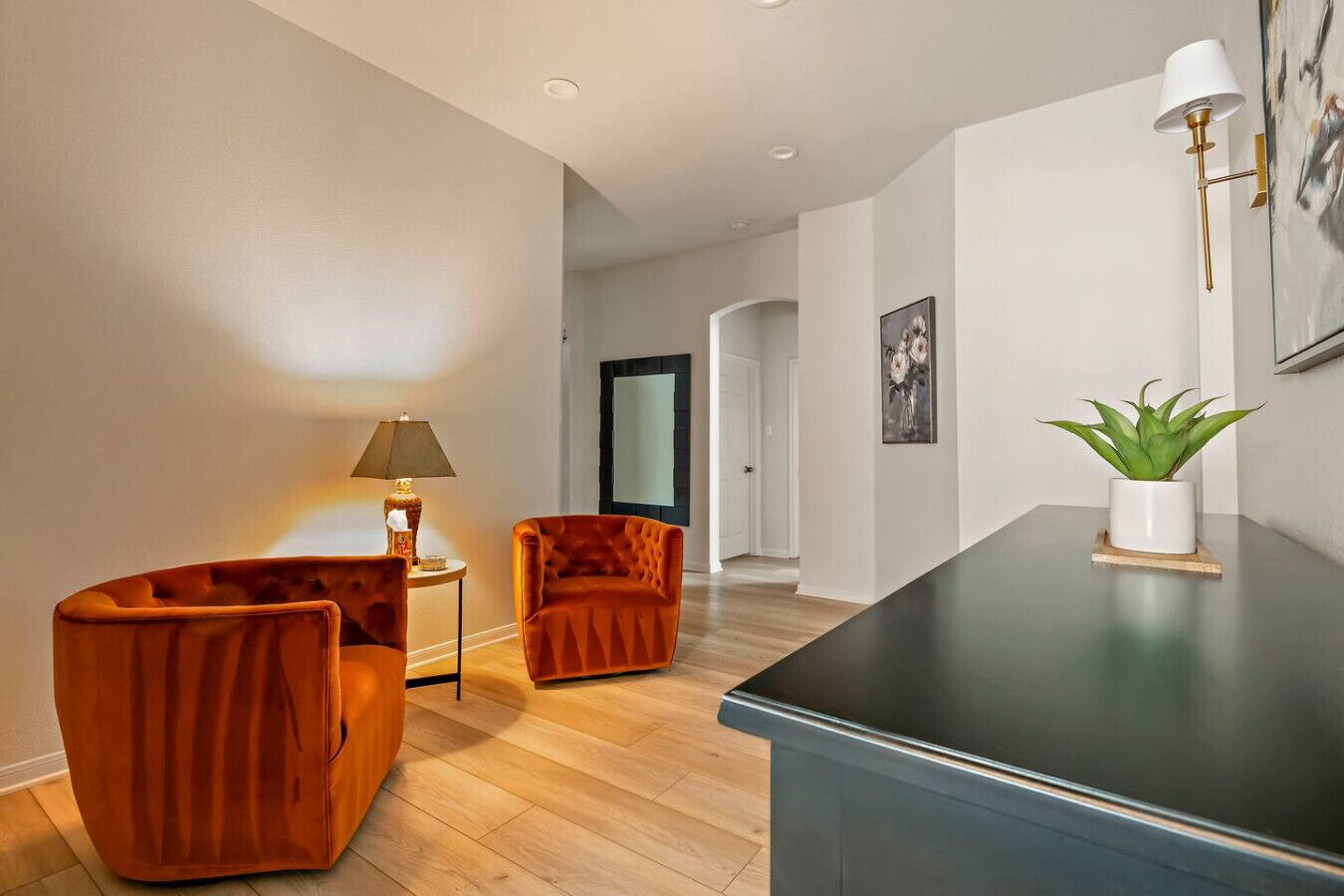 Modern & Bright Retreat Near Downtown Round Rock - Round Rock, TX