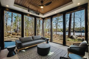 Living area - Waterfront Luxury, Hot tub, Chef's Kitchen (Gravenhurst)