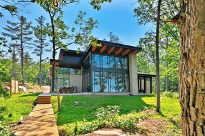 Exterior - Waterfront Luxury, Hot tub, Chef's Kitchen (Gravenhurst)