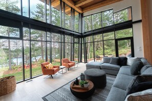 Living area - Waterfront Luxury, Hot tub, Chef's Kitchen (Gravenhurst)