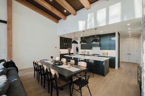 Dining - Waterfront Luxury, Hot tub, Chef's Kitchen (Gravenhurst)