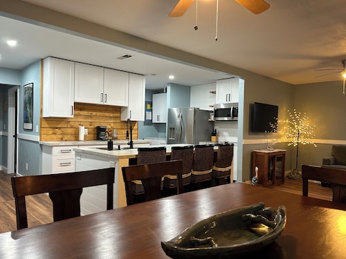 Waterfront, Private dock for 4 boats, Sleeps 13+, Fire Pit, Movie Projector