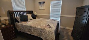 5 dormitorios, tabla de planchar con plancha, cuna de viaje