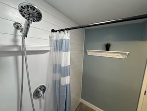 Douche, séchoir à cheveux, serviettes fournies, savon