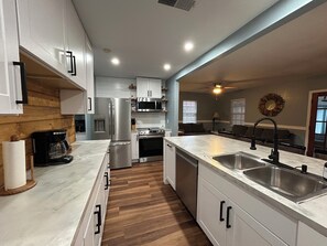 Frigorífico, microondas, horno y placa de cocina