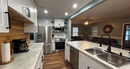 Waterfront, Private dock for 4 boats, Sleeps 13+, Fire Pit, Movie Projector.