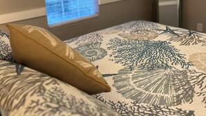 A bedroom with a bed, a window with blinds, a mirror, and a wall with a picture frame. - Waterfront, Private dock for 4 boats, Sleeps 13+, Fire Pit, Movie Projector. (Old Town)