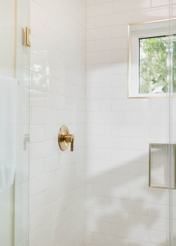 Douche, sèche-cheveux, serviettes fournies