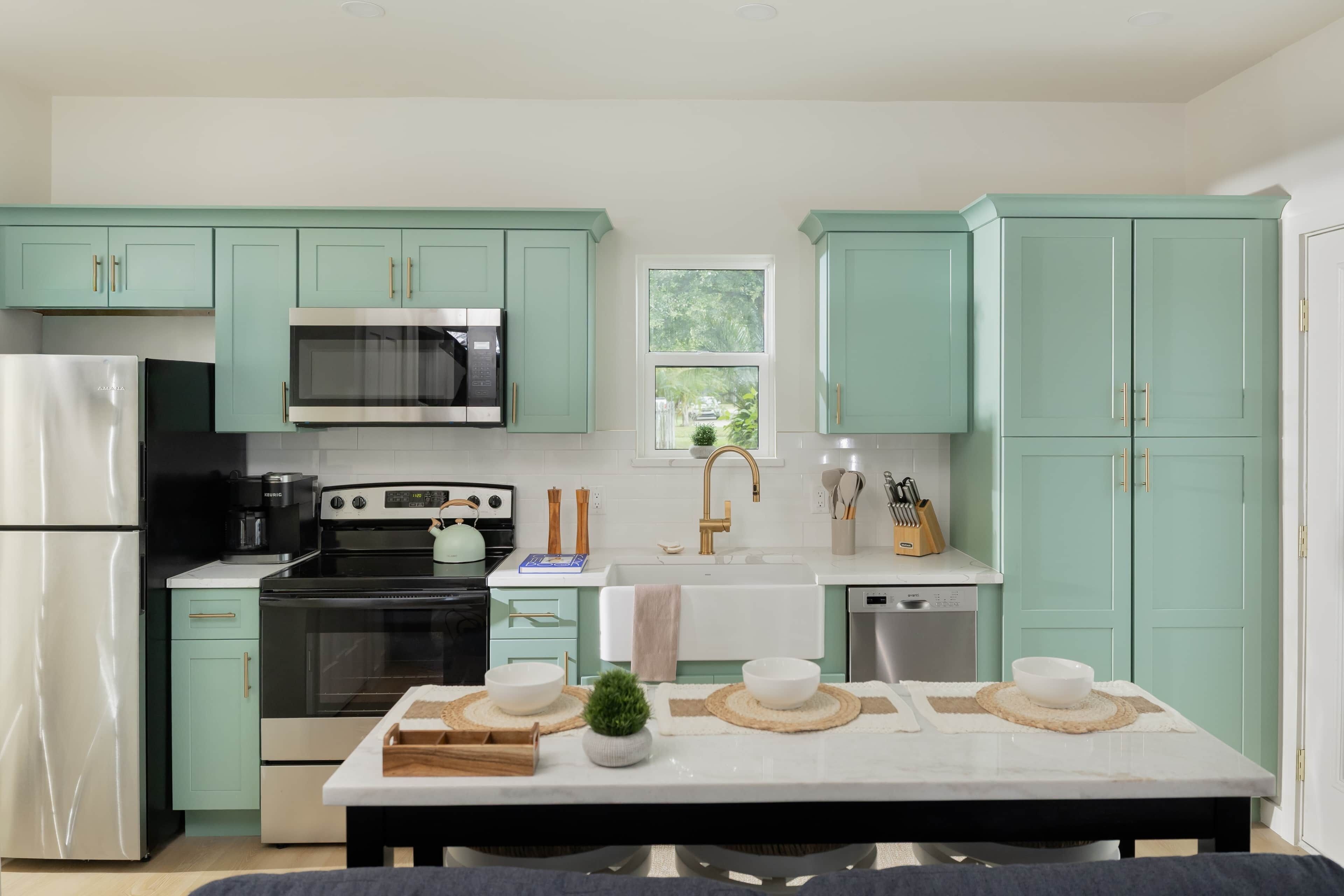 Kjøleskap, mikrobølgeovn, ovn og kokeplater