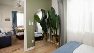 1 habitación, tabla de planchar con plancha, wifi y ropa de cama