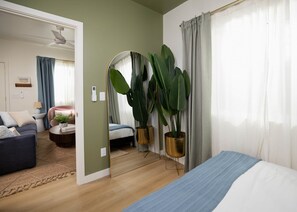 1 bedroom, iron/ironing board, WiFi, bed sheets - The Gojjo Tiny House Walkable Retreat (Orlando)