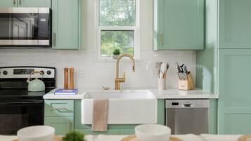 Kjøleskap, mikrobølgeovn, ovn og kokeplater