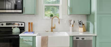 Refrigerador, microondas, horno y parrilla de estufa