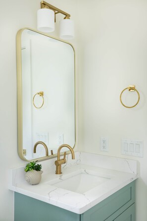 Douche, sèche-cheveux, serviettes fournies