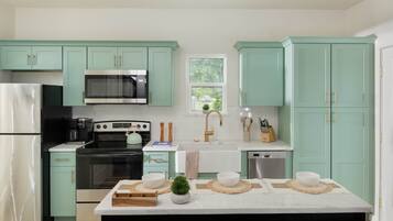 Réfrigérateur, micro-ondes, four, plaque de cuisson