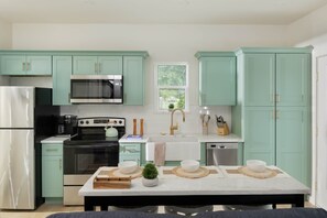 Jääkaappi, mikroaaltouuni, uuni, liesi