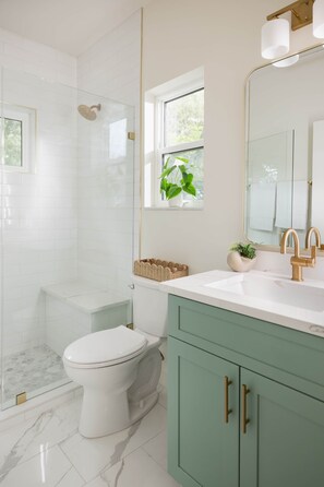 Suihku, hiustenkuivaaja, pyyhkeet