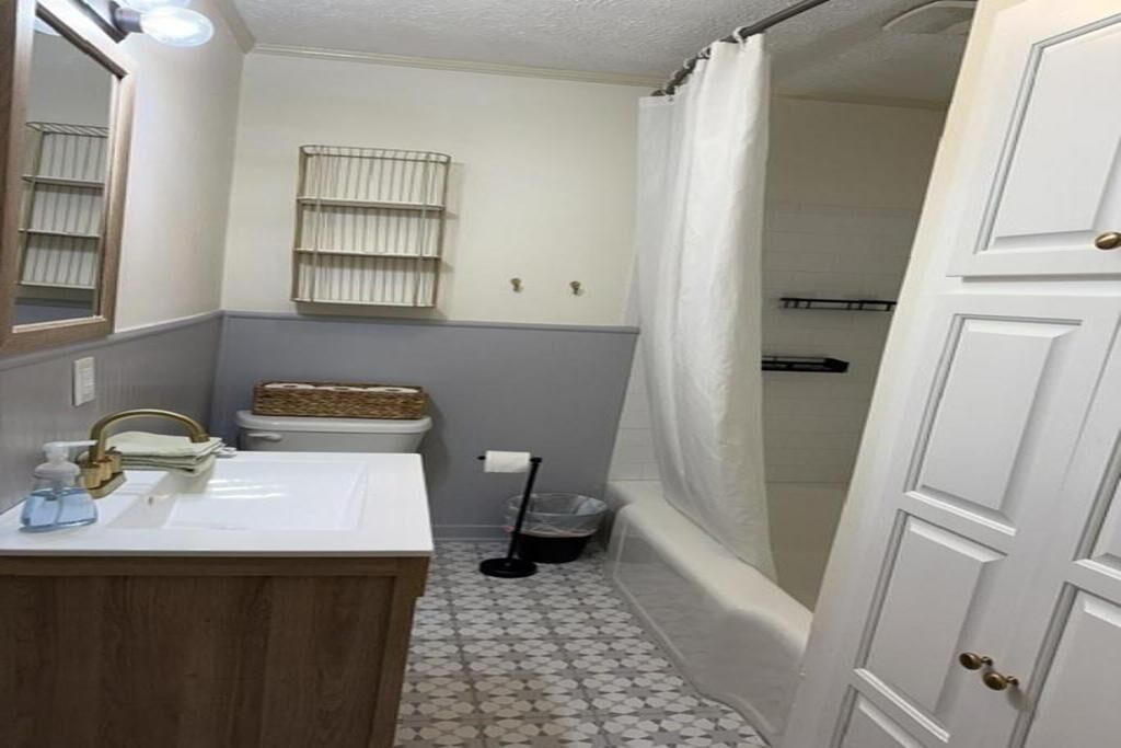 Haartrockner, Handtücher, Seife, Toilettenpapier