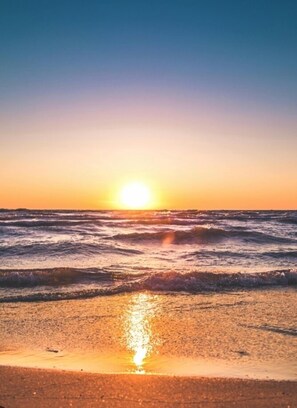 Beach view - Steps to the Beach! Modern 2BR/2BA Retreat — Family-Friendly & Fully Equipped (Fort Myers Beach)
