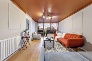 TV - Pretty Flat in the Heart of King's Cross St Pancras - with Balcony! (London)