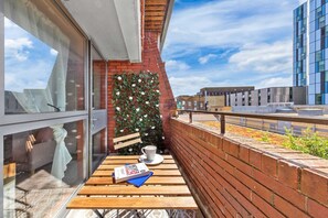 Outdoor dining - Pretty Flat in the Heart of King's Cross St Pancras - with Balcony! (London)