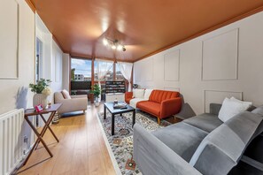 TV - Pretty Flat in the Heart of King's Cross St Pancras - with Balcony! (London)