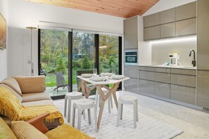 Smart TV, chimenea y estéreo 