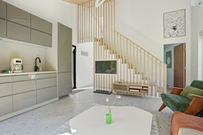 Smart TV, chimenea y estéreo 