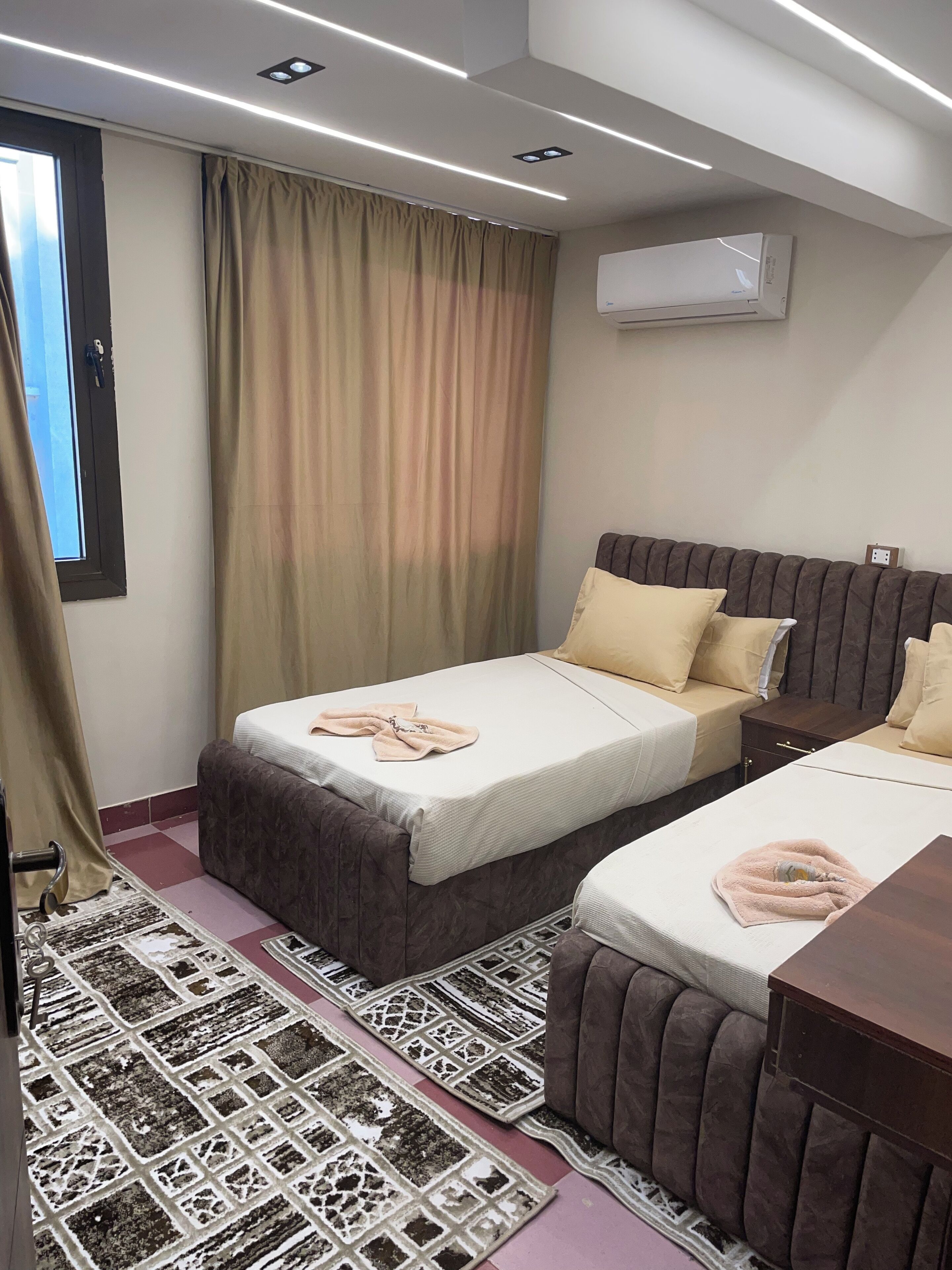 2 dormitorios y tabla de planchar con plancha