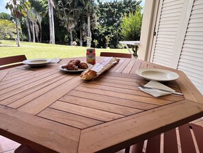 Outdoor dining - Hibiscus heart studio combining comfort and serenity in an idyllic setting (Sainte-Luce)