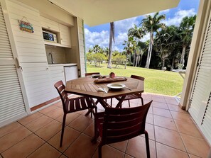 Outdoor dining - Hibiscus heart studio combining comfort and serenity in an idyllic setting (Sainte-Luce)
